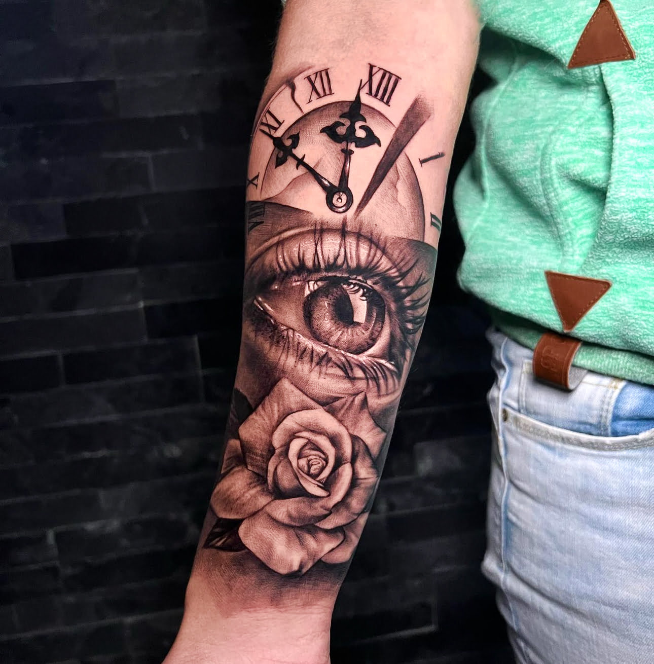 Ein Realistic Tattoo von einem Auge einer Uhr und einer Rose welche auf den Unterarm Tätowiert wurden
